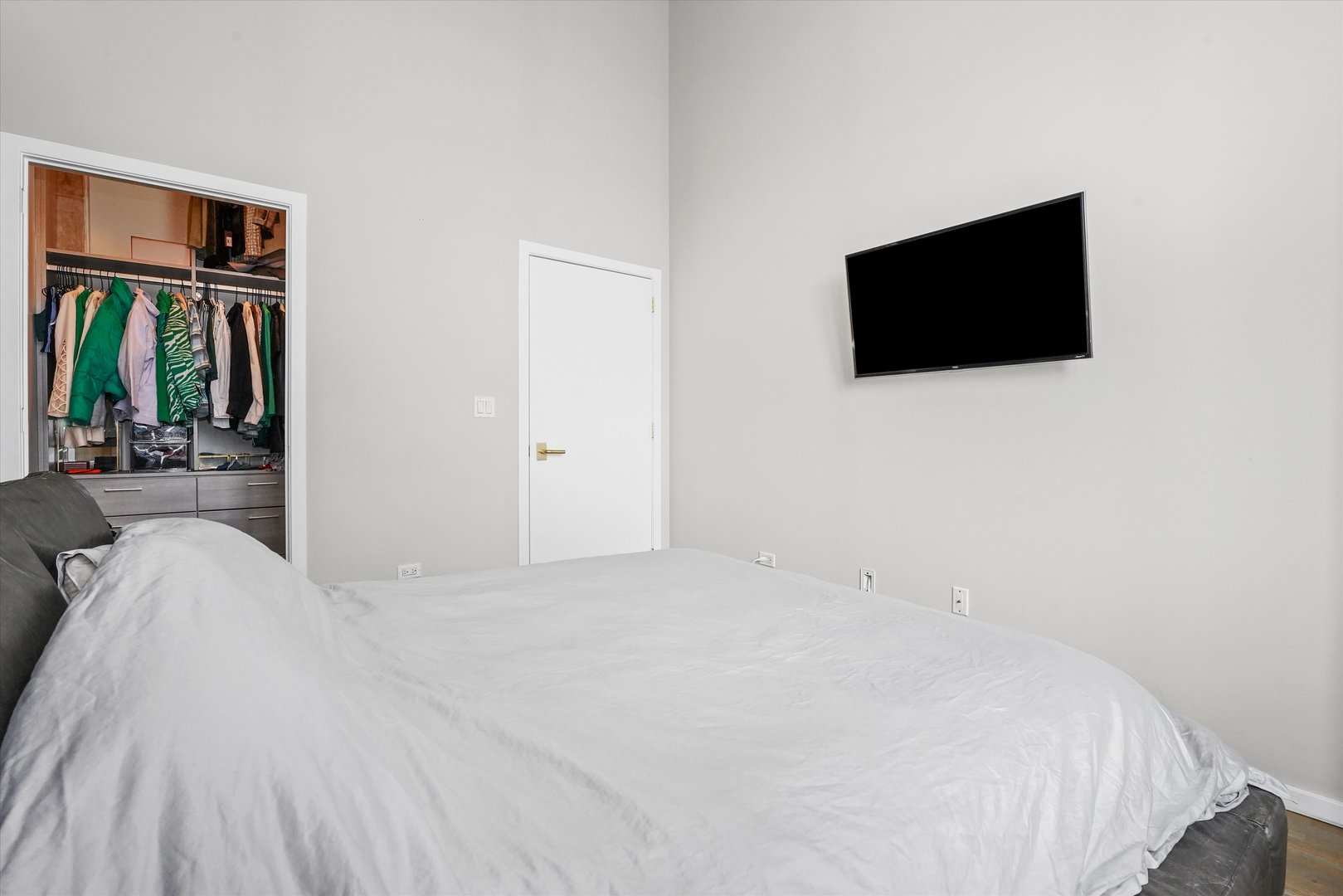 321 South Sangamon Street, Unit 902 Chicago, IL 60607 - Photo 13 of 18 a view of a livingroom with furniture