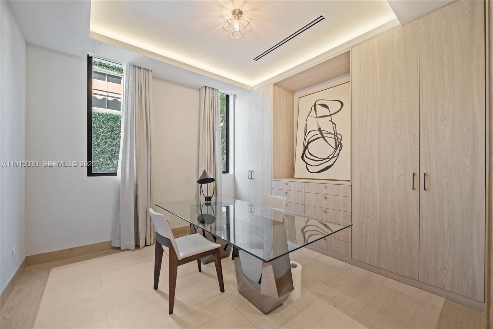 5831 Alton Road Miami Beach, FL 33140 - Photo 45 of 48 a room with table and chair