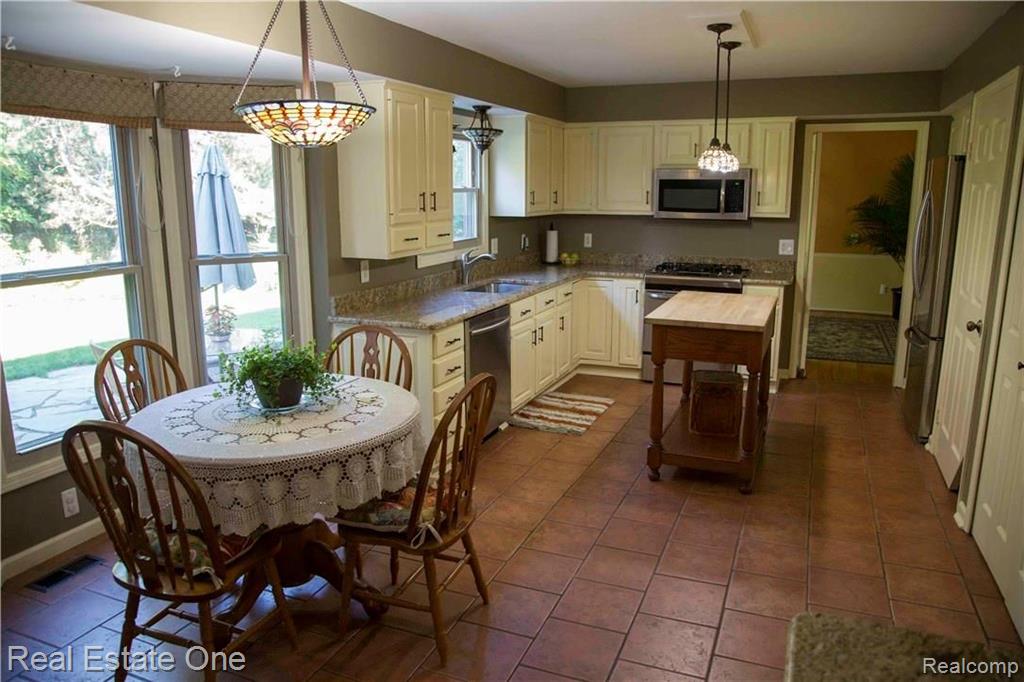 1736 North Kilburn Road Rochester Hills, MI 48306 - Photo 4 of 32