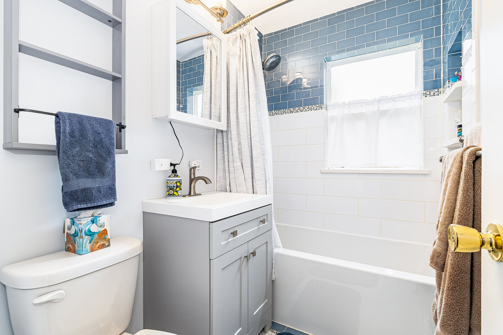 531 Glen Avenue Romeoville, IL 60446 - Photo 13 of 15 a bathroom with a sink a toilet and a bathtub
