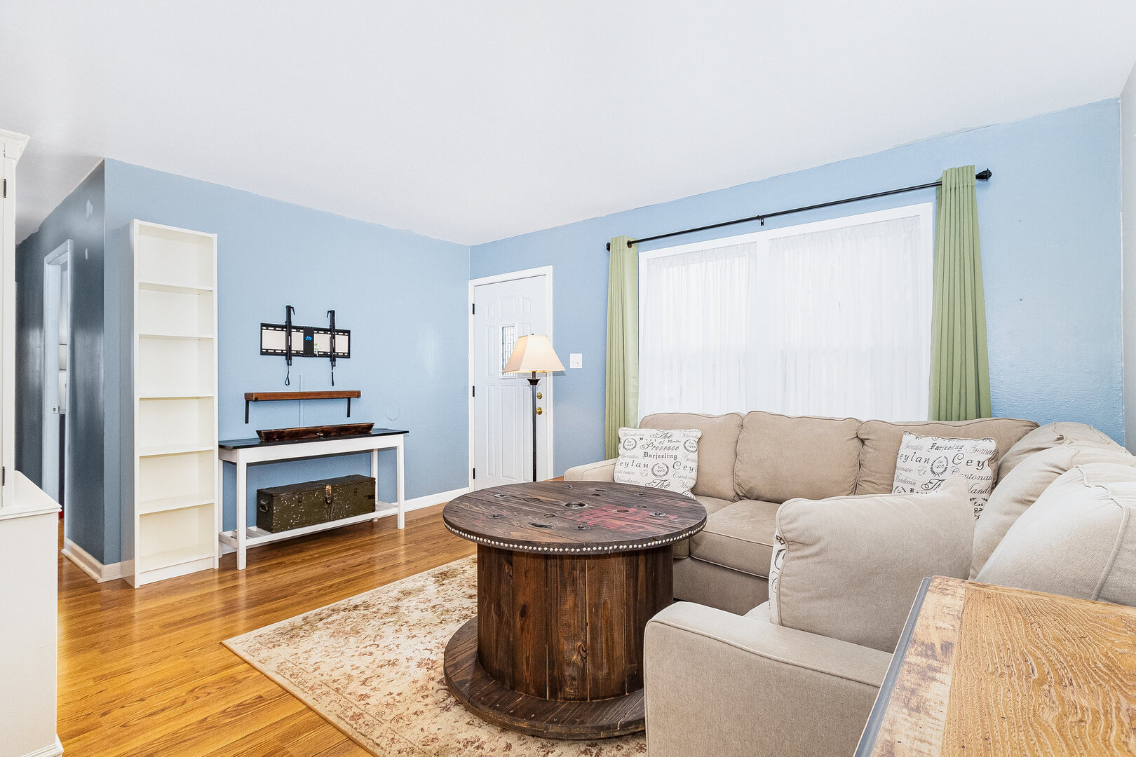 531 Glen Avenue Romeoville, IL 60446 - Photo 3 of 15 a living room with furniture and a wooden floor