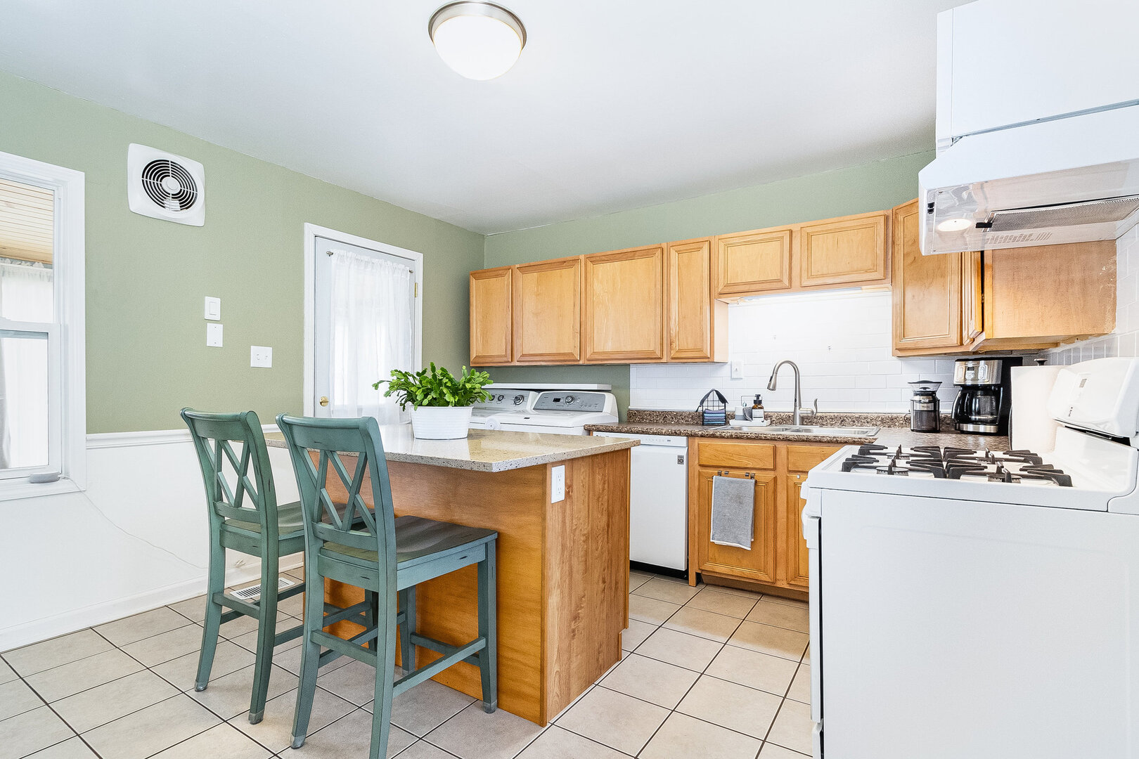 531 Glen Avenue Romeoville, IL 60446 - Photo 6 of 15 a kitchen with granite countertop a sink and white appliances