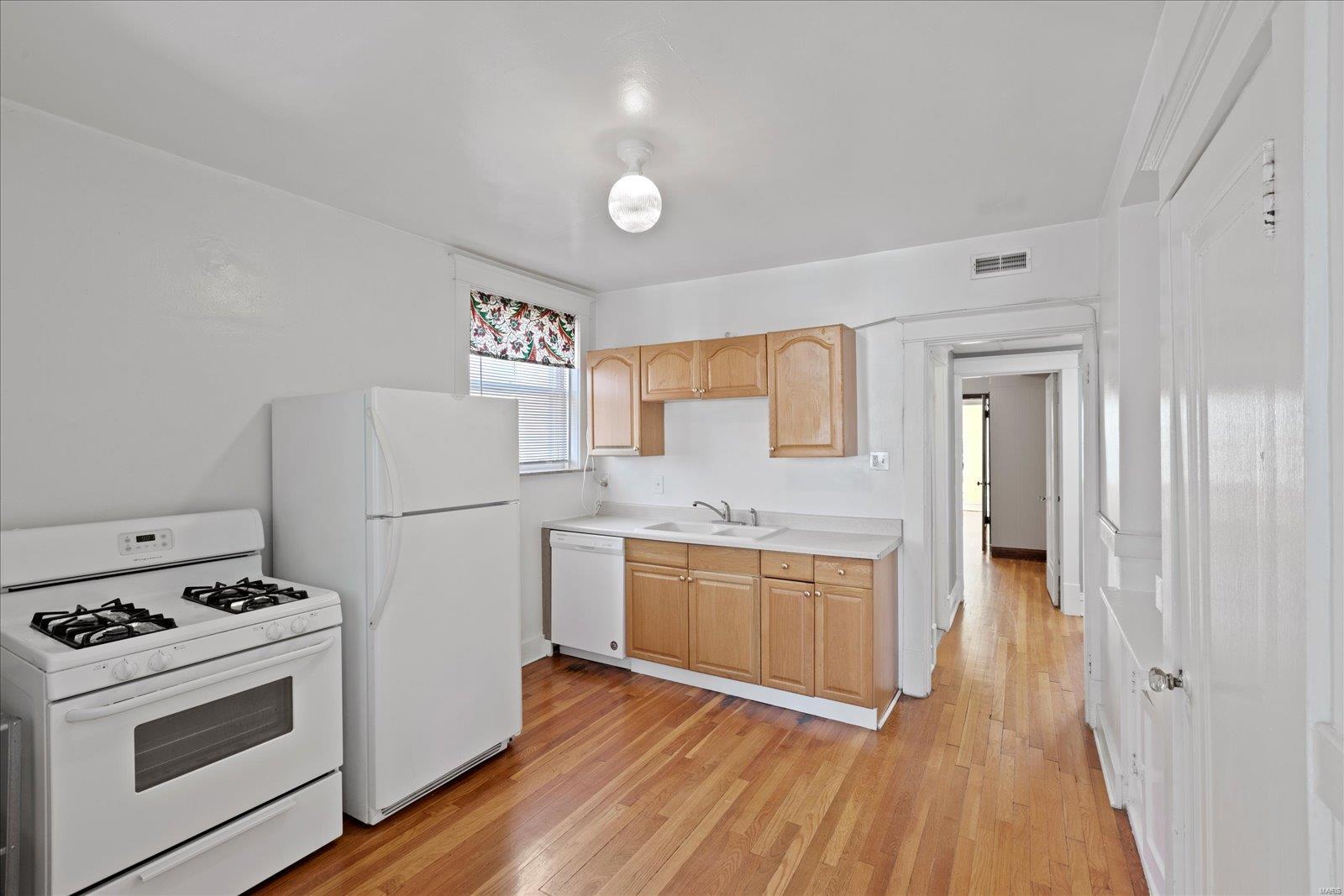 1027 Commodore Drive St. Louis, MO 63117 - Photo 15 of 34