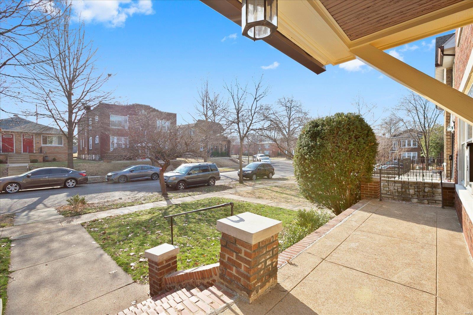 1027 Commodore Drive St. Louis, MO 63117 - Photo 2 of 34