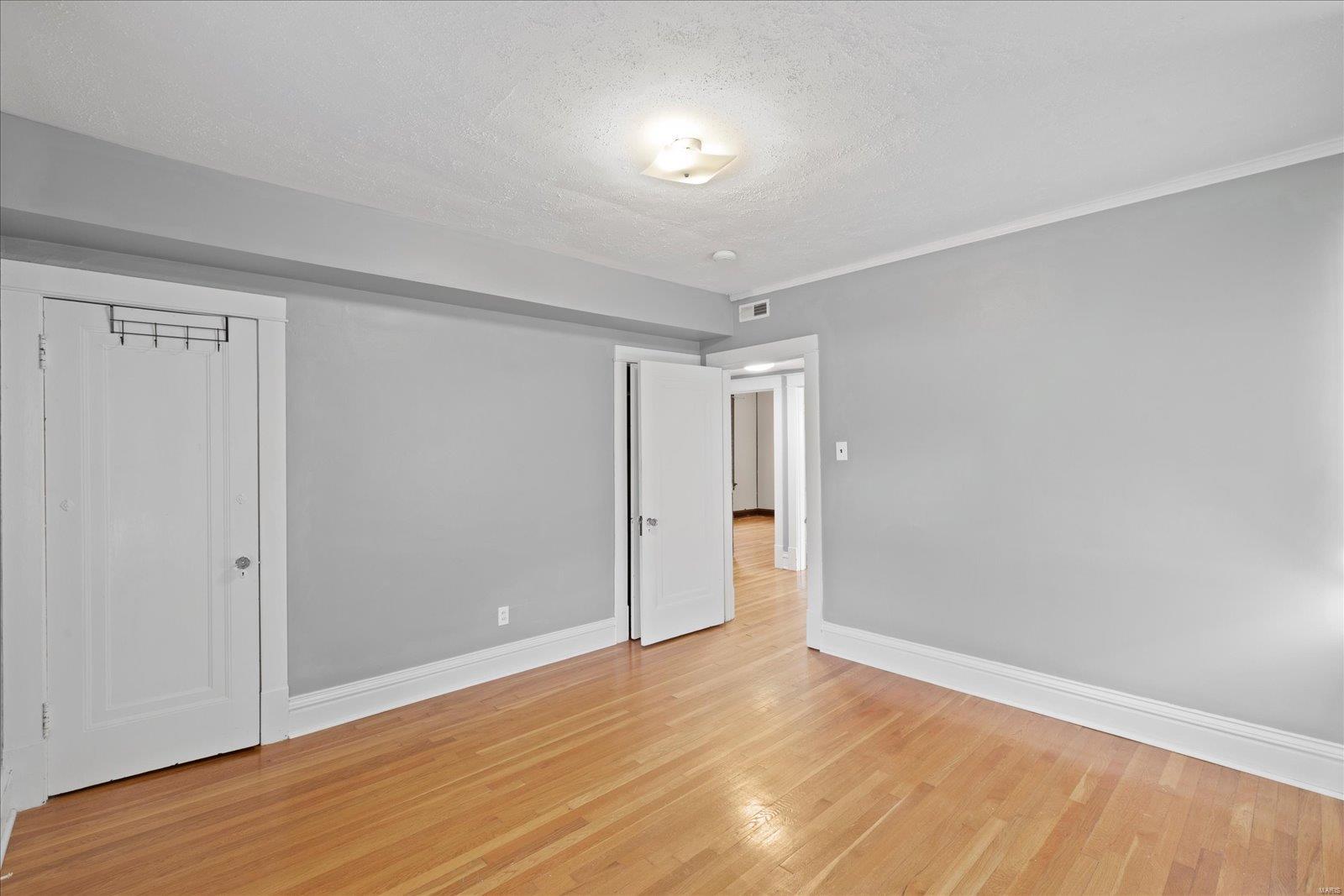 1027 Commodore Drive St. Louis, MO 63117 - Photo 9 of 34