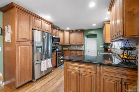 $749,999 | 7 Maple Avenue, Holbrook, NY 11741
