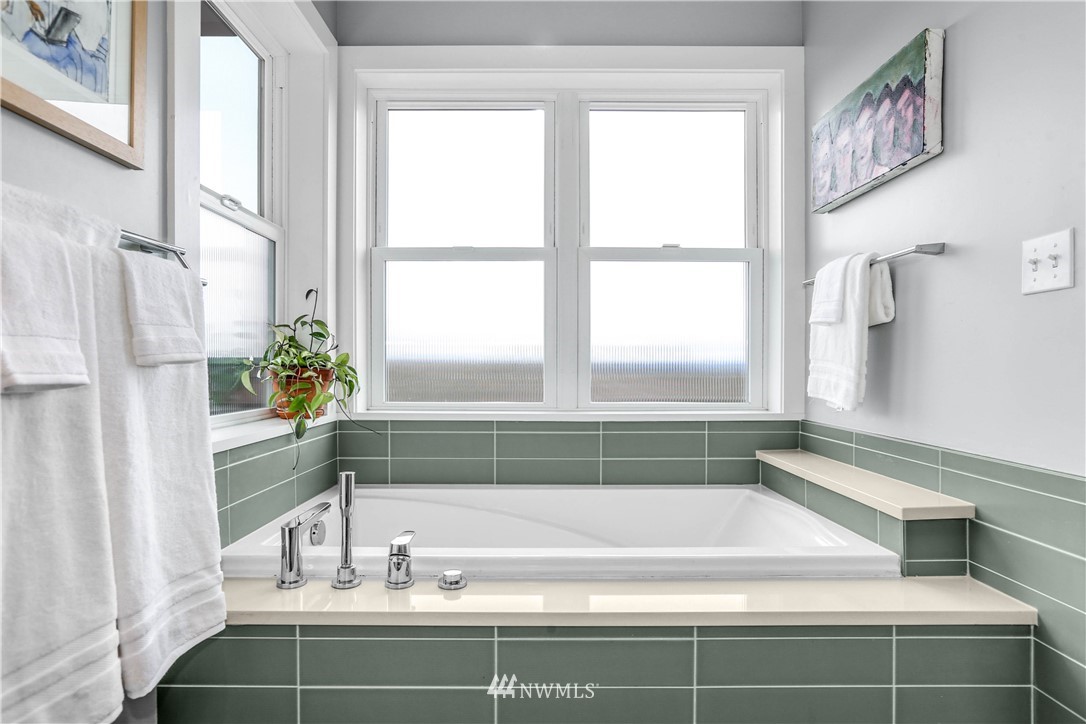 2418 East Roy Street Seattle, WA 98112 - Photo 20 of 32 a bathroom with a bathtub and a shower