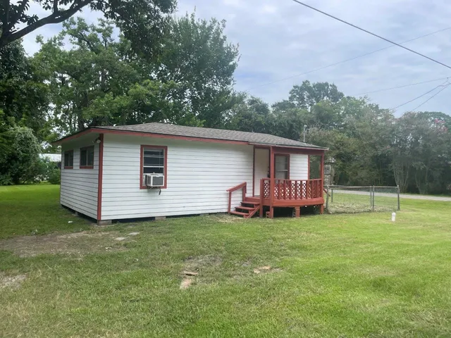 a view of a house with a backyard