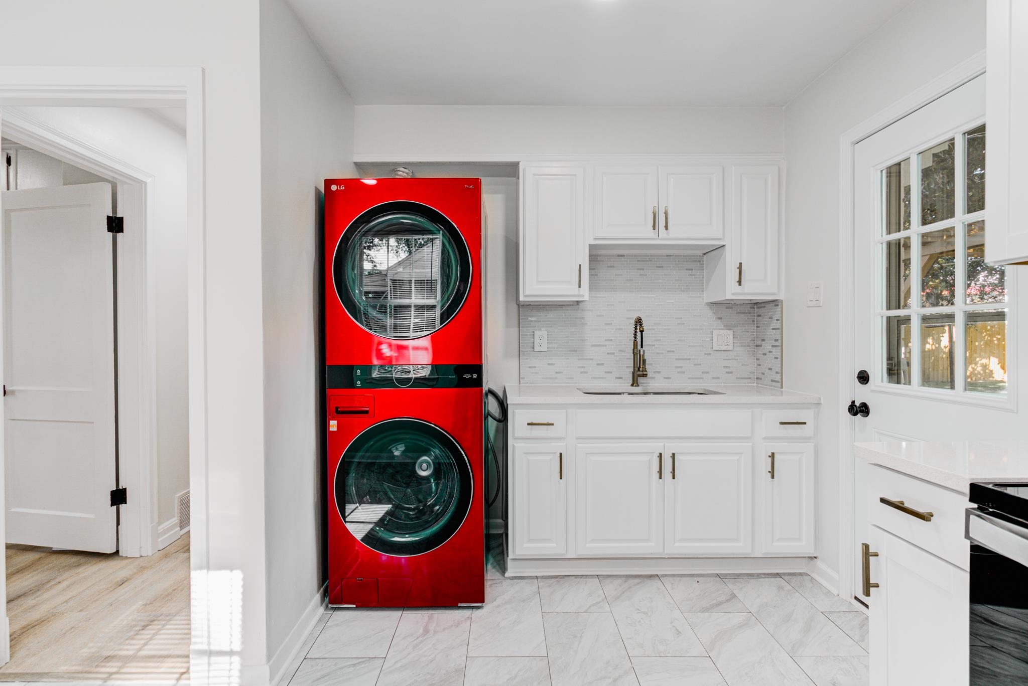 4008 Forrest Drive Memphis, TN 38122 - Photo 17 of 21 a view of a kitchen with washer and dryer