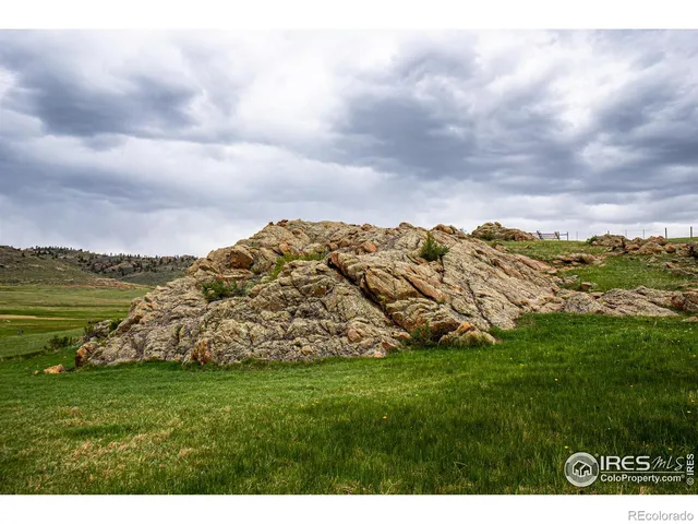a view of an ocean and a building