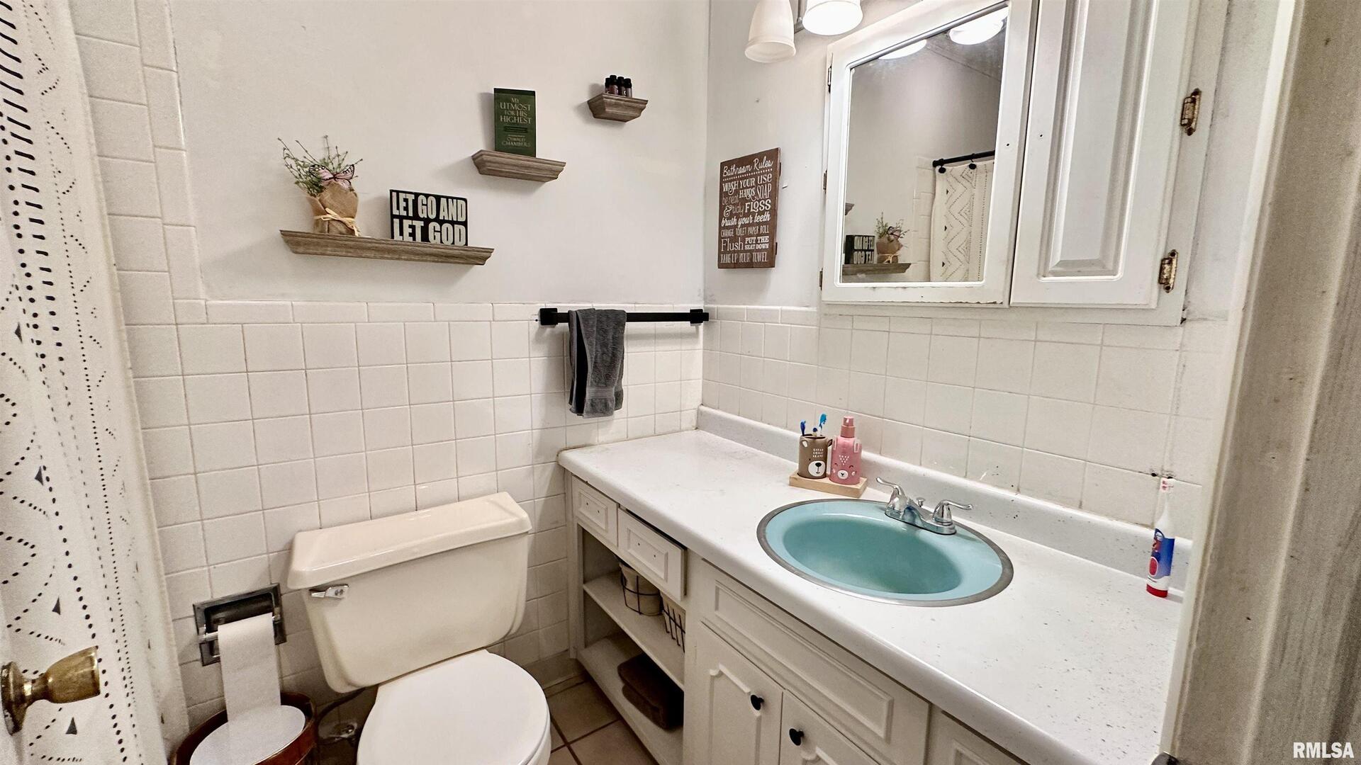 909 North Road West Frankfort, IL 62896 - Photo 22 of 28 a bathroom with a sink toilet and mirror
