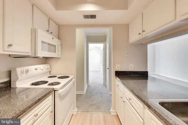 $1,900 | 8205 Whispering Oaks Way, Unit 304, Gaithersburg, MD 20879