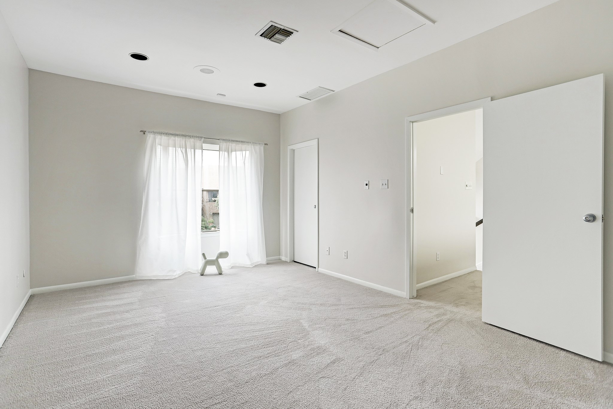5300 Mercer Street, Unit 9 West University Place, TX 77005 - Photo 18 of 23 This is the other spacious secondary bedroom on the 2nd floor also with new carpet and a private bath.