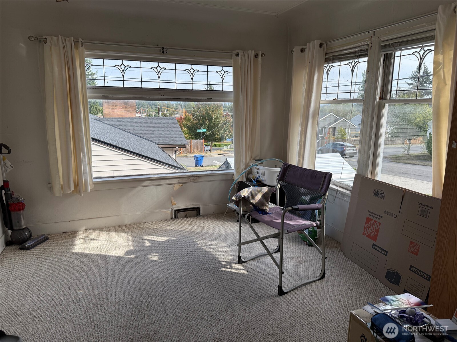 618 North 125th Street Seattle, WA 98133 - Photo 5 of 22 a living room with furniture and a window