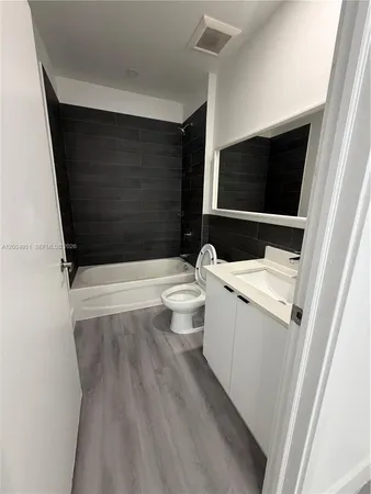 $2,400 | 859 East 24th Street, Unit 302, Hialeah, FL 33013