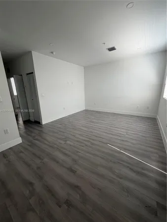 $2,400 | 859 East 24th Street, Unit 302, Hialeah, FL 33013