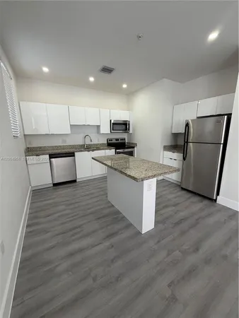 $2,400 | 859 East 24th Street, Unit 302, Hialeah, FL 33013