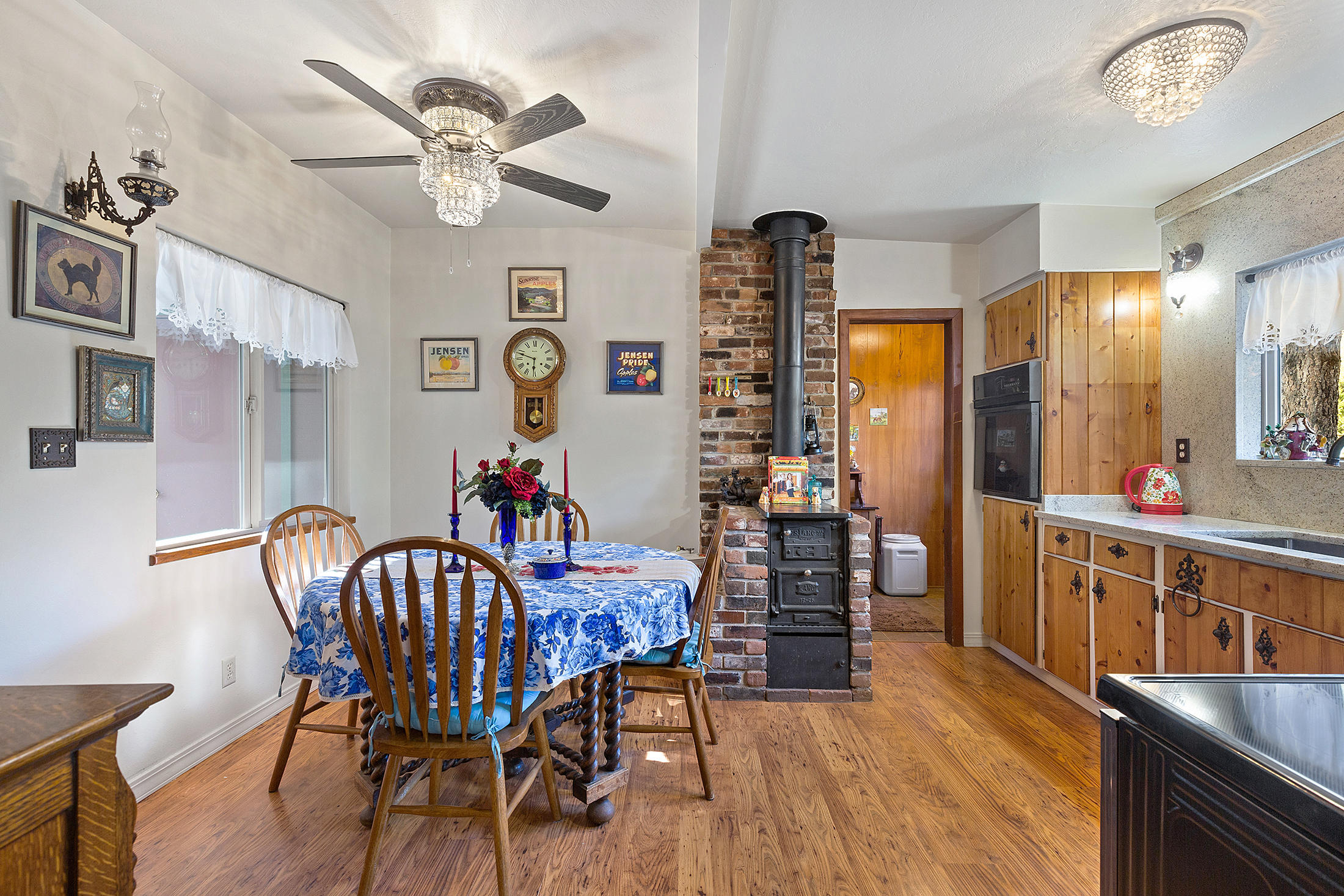 1090 Queens Branch Road Rogue River, OR 97537 - Photo 5 of 40 Eat In Kitchen