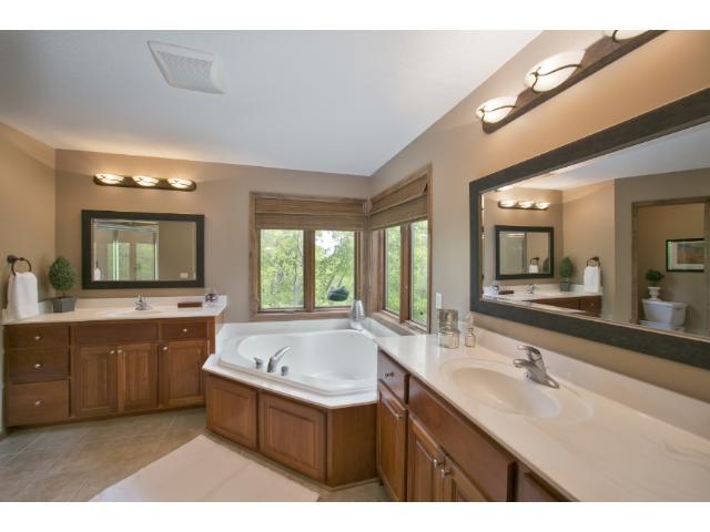 17076 Acorn Ridge Eden Prairie, MN 55347 - Photo 10 of 18 Gallery Image 10