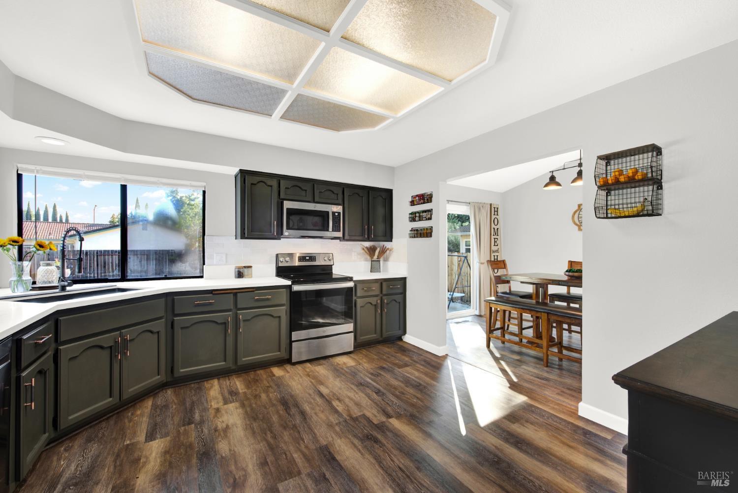406 Stonecastle Way Vacaville, CA 95687 - Photo 12 of 45 The windows in the kitchen, living room, and primary bedroom were replaced after this photos was taken. The new kitchen windows have white frames.