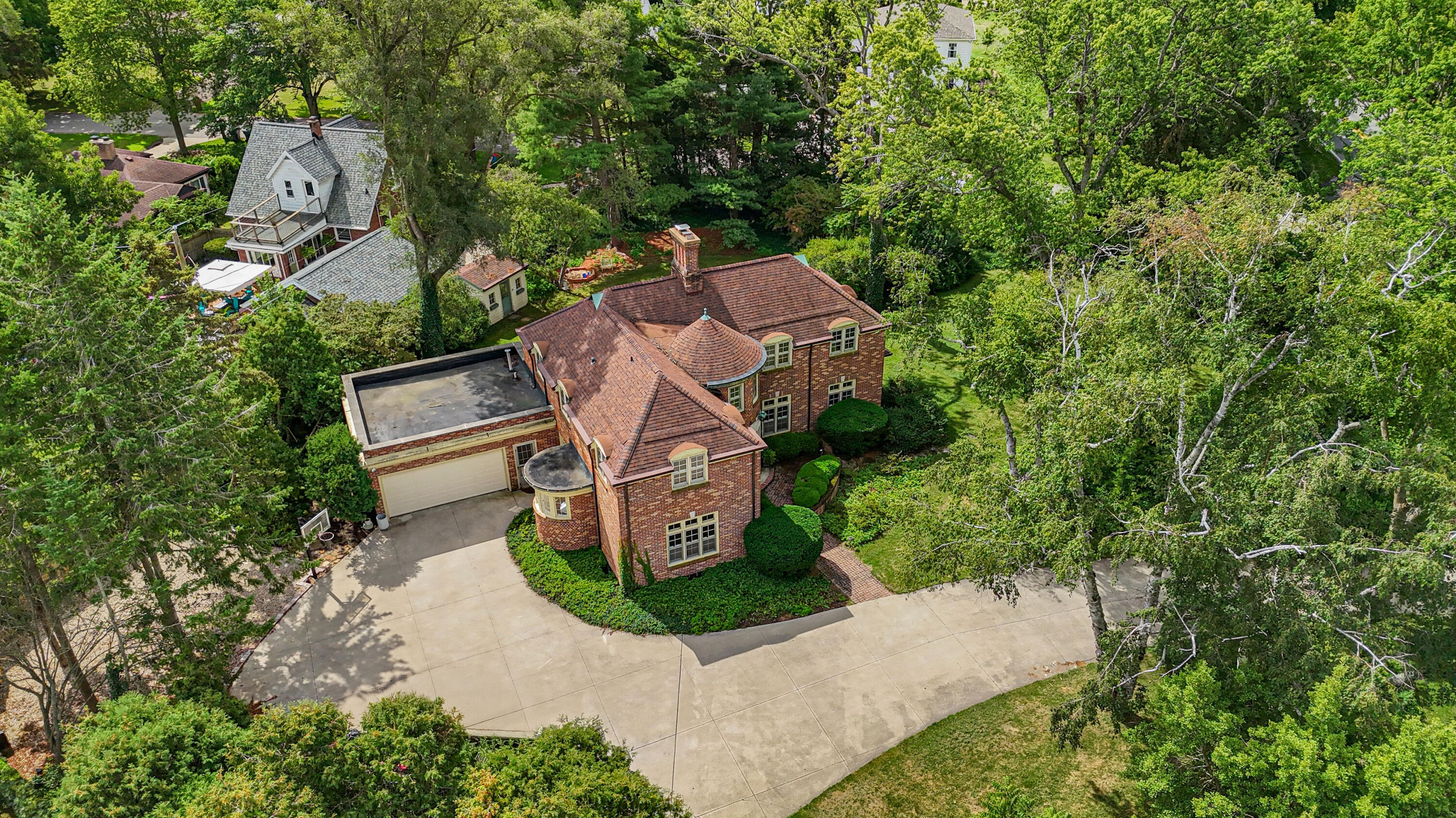 1565 Miami Road Benton Harbor, MI 49022 - Photo 2 of 37 dji_fly_20250825_110110_0031_17561887753