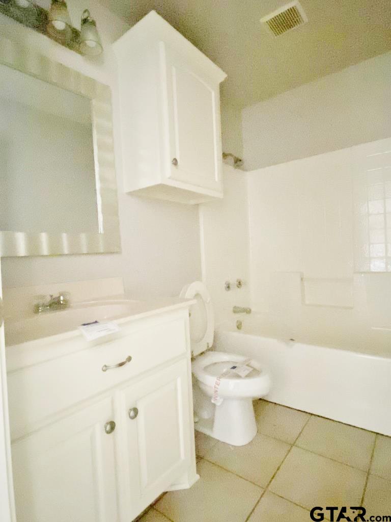 1707 Rotan Road Mount Pleasant, TX 75455 - Photo 14 of 18 a bathroom with a sink a toilet and a bathtub