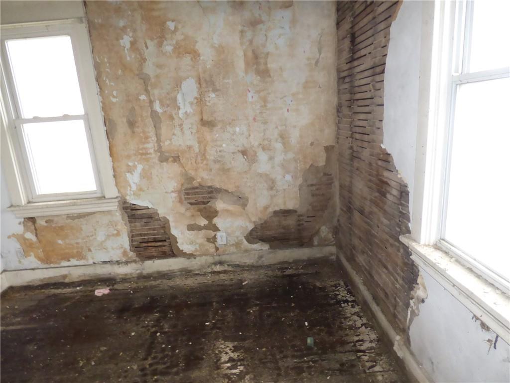 1021 Rue Grande Vue Street Pittsburgh, PA 15220 - Photo 20 of 22 a bathroom with a window