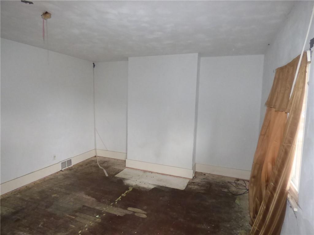 1021 Rue Grande Vue Street Pittsburgh, PA 15220 - Photo 5 of 22 a view of small space