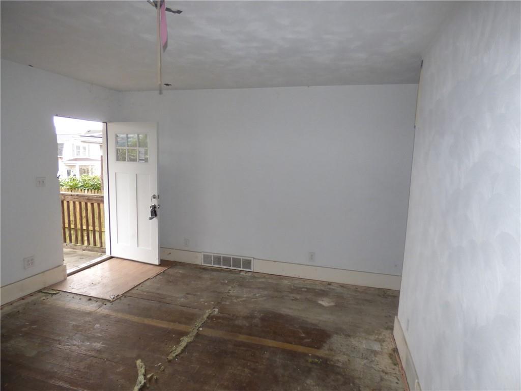 1021 Rue Grande Vue Street Pittsburgh, PA 15220 - Photo 6 of 22 a view of an empty room and window