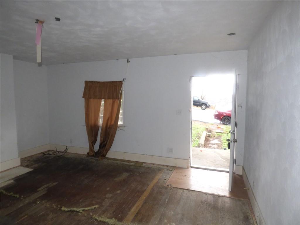 1021 Rue Grande Vue Street Pittsburgh, PA 15220 - Photo 7 of 22 an empty room with windows