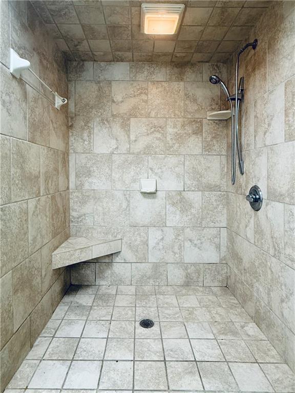 217 Cherokee Circle Cedartown, GA 30125 - Photo 17 of 25 a bathroom with a shower