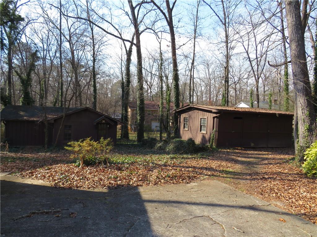 217 Cherokee Circle Cedartown, GA 30125 - Photo 5 of 25 a view of a barn in the middle of a yard