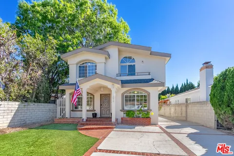 $2,499,999 | 2914 Castle Heights Avenue, Los Angeles, CA 90034