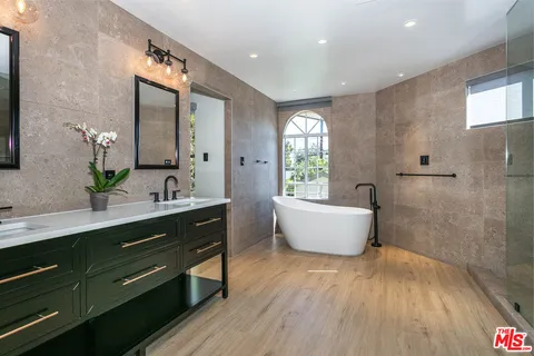 $2,499,999 | 2914 Castle Heights Avenue, Los Angeles, CA 90034