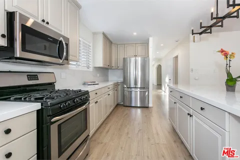 $2,499,999 | 2914 Castle Heights Avenue, Los Angeles, CA 90034