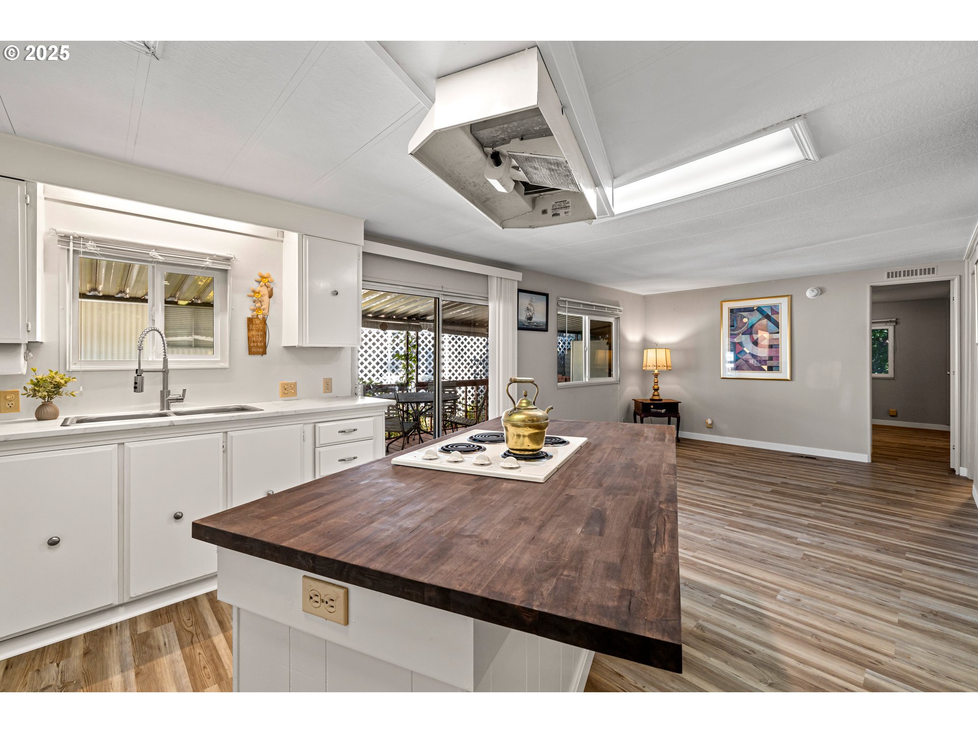 3405 Southeast Vineyard Road, Unit 49 Milwaukie, OR 97267 - Photo 21 of 43 a view of a kitchen and living room