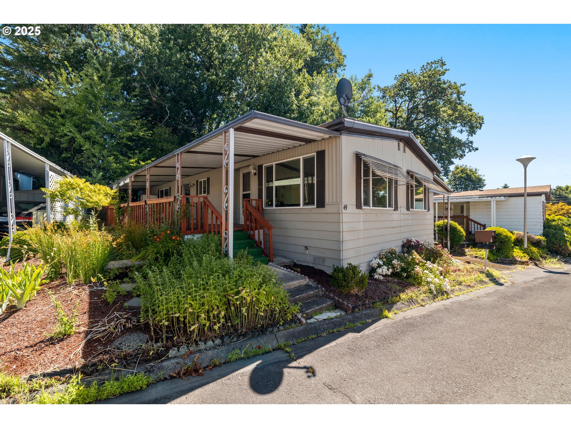 3405 Southeast Vineyard Road, Unit 49 Milwaukie, OR 97267 - Photo 6 of 43 a front view of a house with a garden