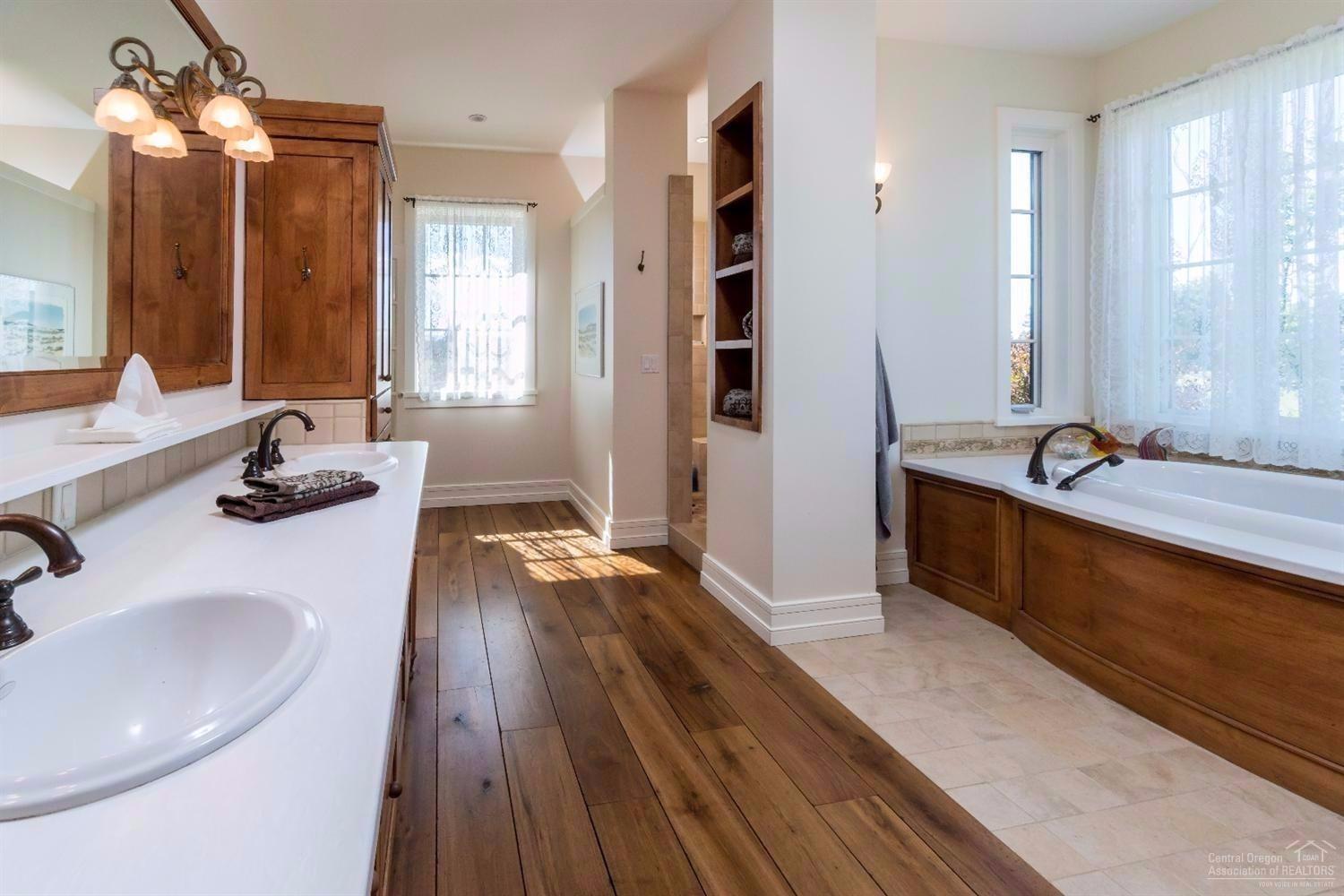 60550 Tekampe Road Bend, OR 97702 - Photo 9 of 19 Master Bath with large jetted tub, dual