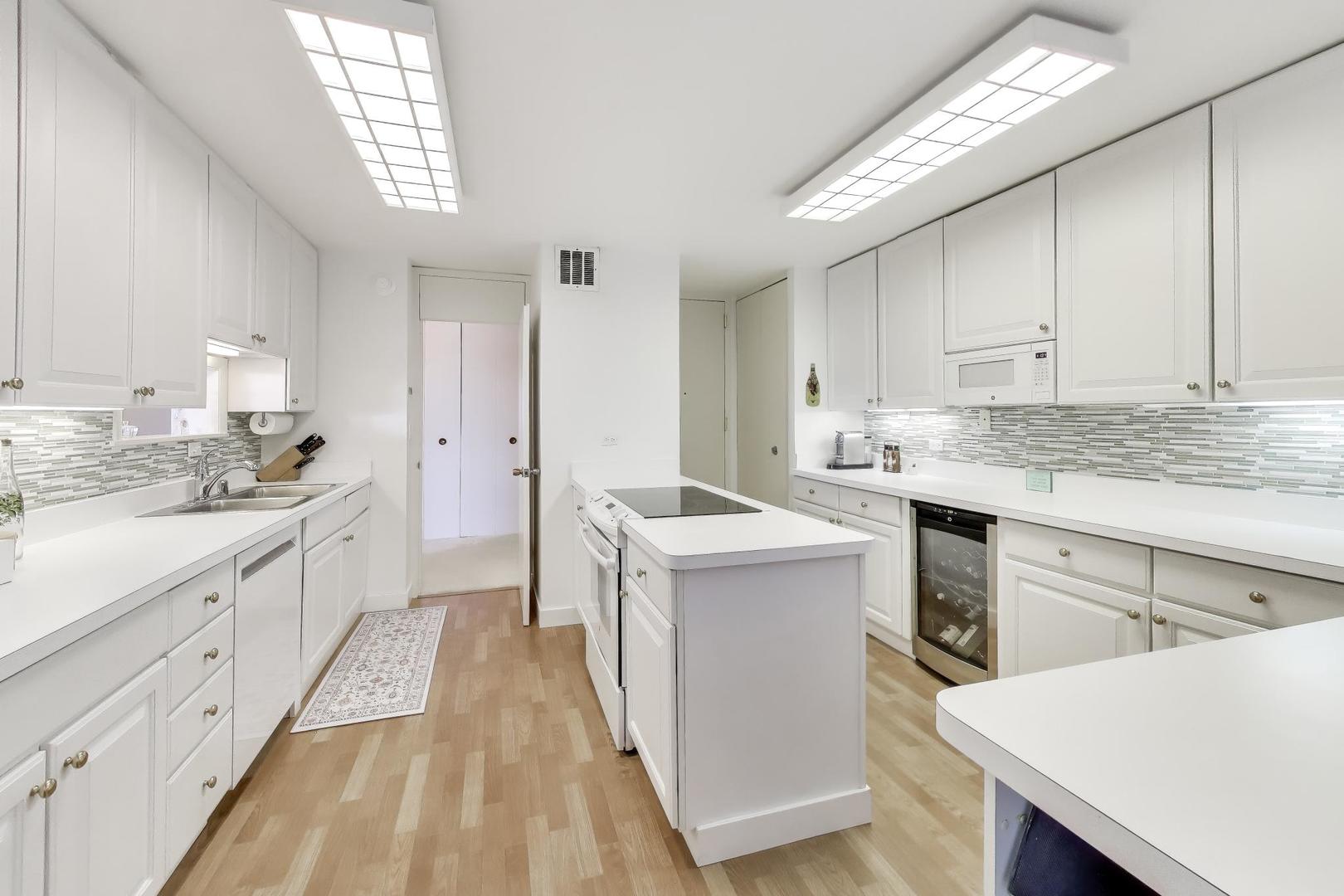 1630 Sheridan Road, Unit 7K Wilmette, IL 60091 - Photo 15 of 28 a kitchen with a sink stove and cabinets