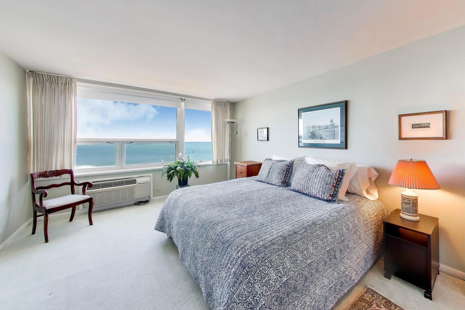 1630 Sheridan Road, Unit 7K Wilmette, IL 60091 - Photo 17 of 28 a bedroom with a bed and a couch