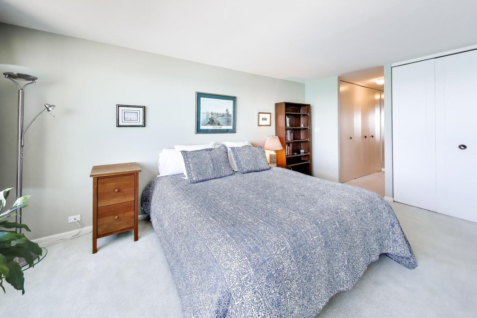 1630 Sheridan Road, Unit 7K Wilmette, IL 60091 - Photo 18 of 28 a bedroom with a bed and dresser