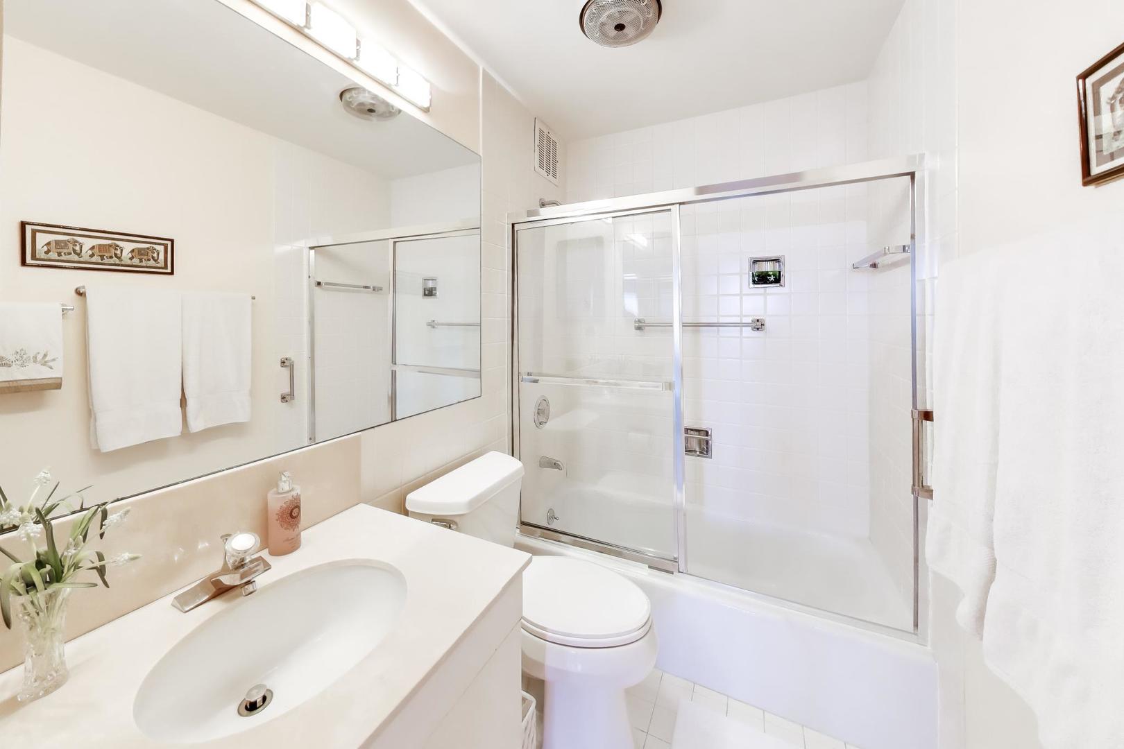 1630 Sheridan Road, Unit 7K Wilmette, IL 60091 - Photo 23 of 28 a bathroom with a sink toilet and shower