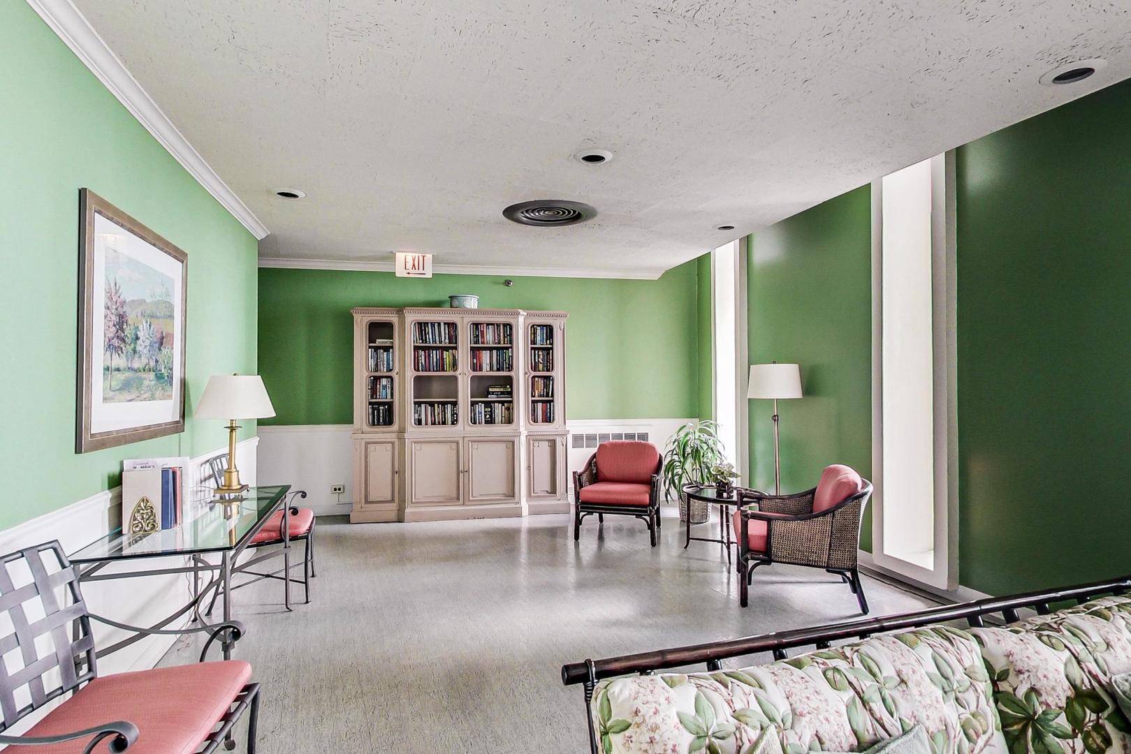 1630 Sheridan Road, Unit 7K Wilmette, IL 60091 - Photo 24 of 28 a living room with furniture and a large window