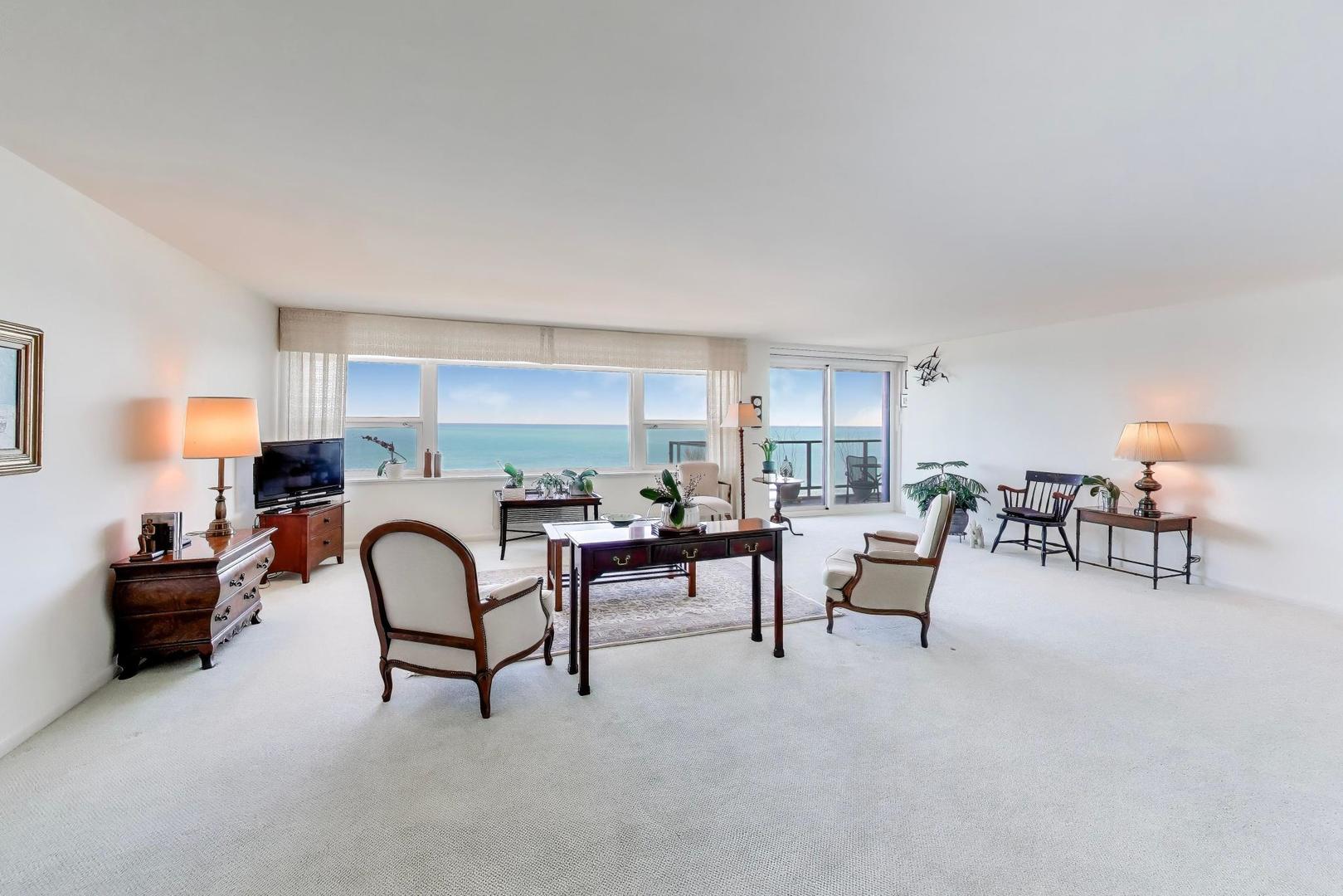 1630 Sheridan Road, Unit 7K Wilmette, IL 60091 - Photo 7 of 28 a living room with furniture and a potted plant