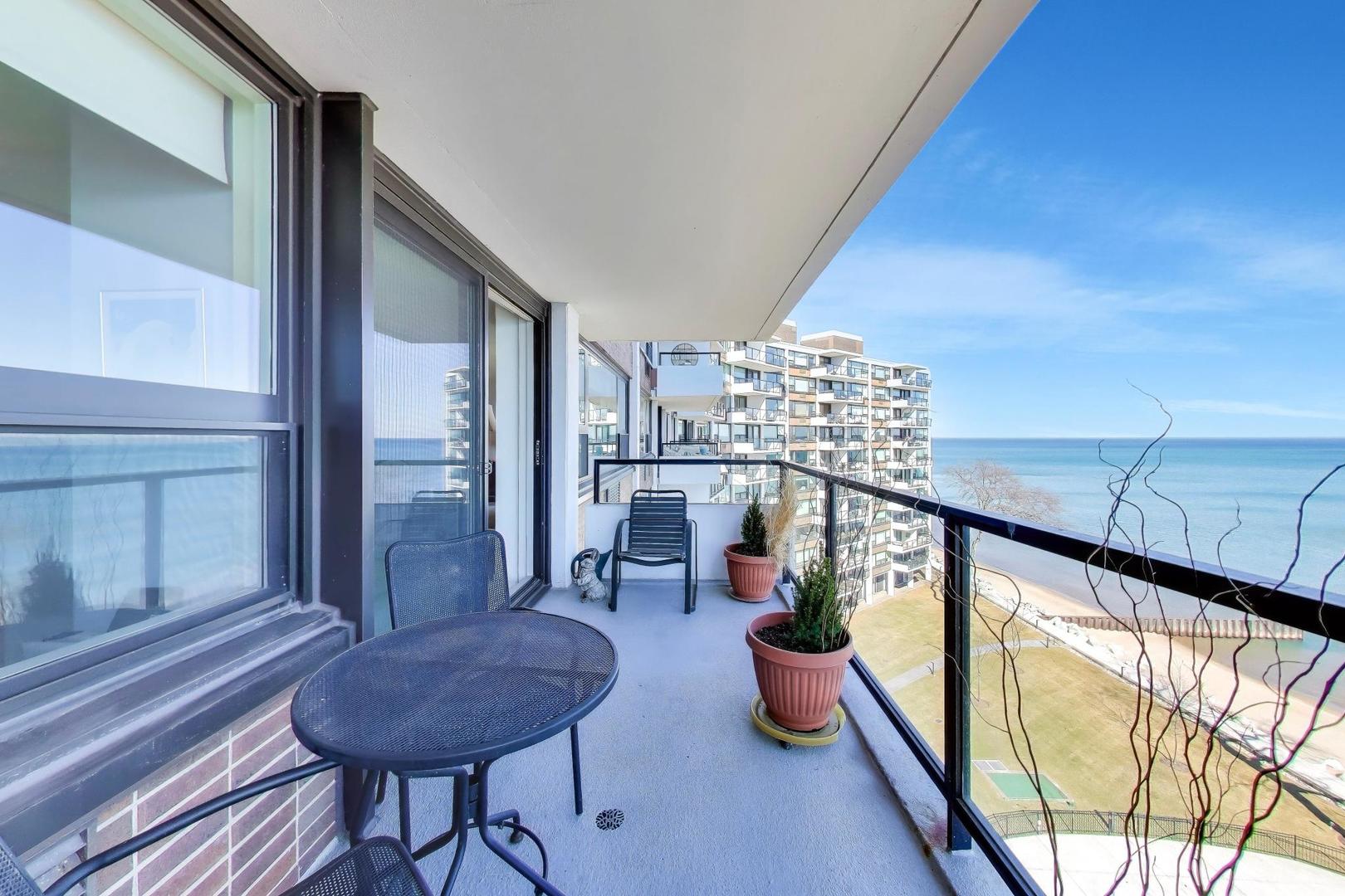 1630 Sheridan Road, Unit 7K Wilmette, IL 60091 - Photo 10 of 28 a living room with furniture