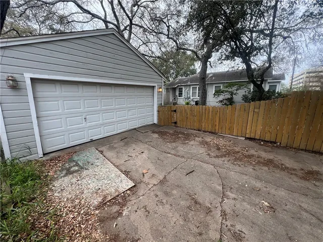 $1,350 | 701 Anderson Street, Corpus Christi, TX 78411