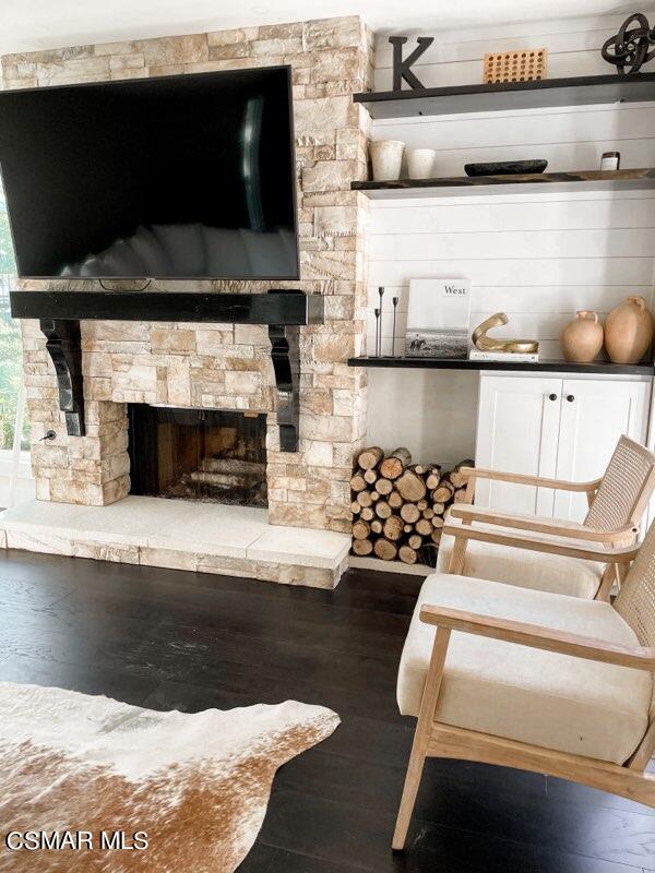 979 Thistlegate Road Oak Park, CA 91377 - Photo 3 of 19 a living room with furniture and a fireplace