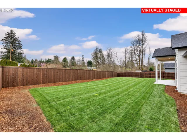 a view of a back yard