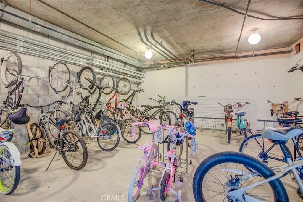 1140 East Ocean Boulevard, Unit 235 Long Beach, CA 90802 - Photo 37 of 45 a view of entryway with a table and chairs