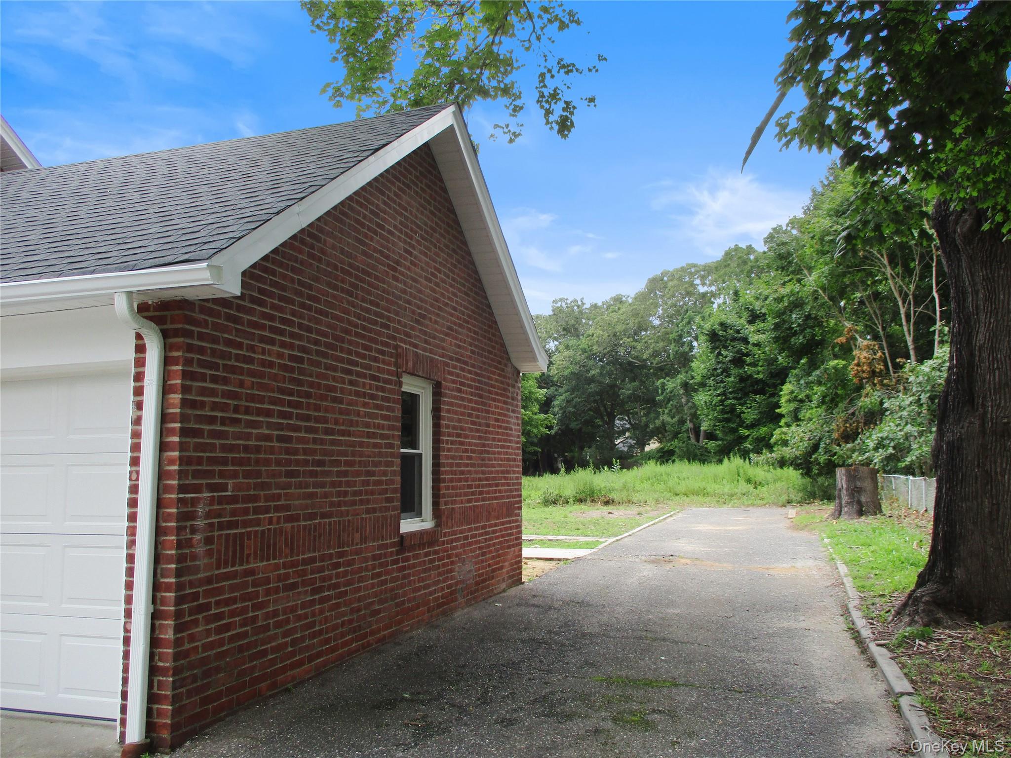 554 Mill Road Coram, NY 11727 - Photo 5 of 27 Gallery Image 5